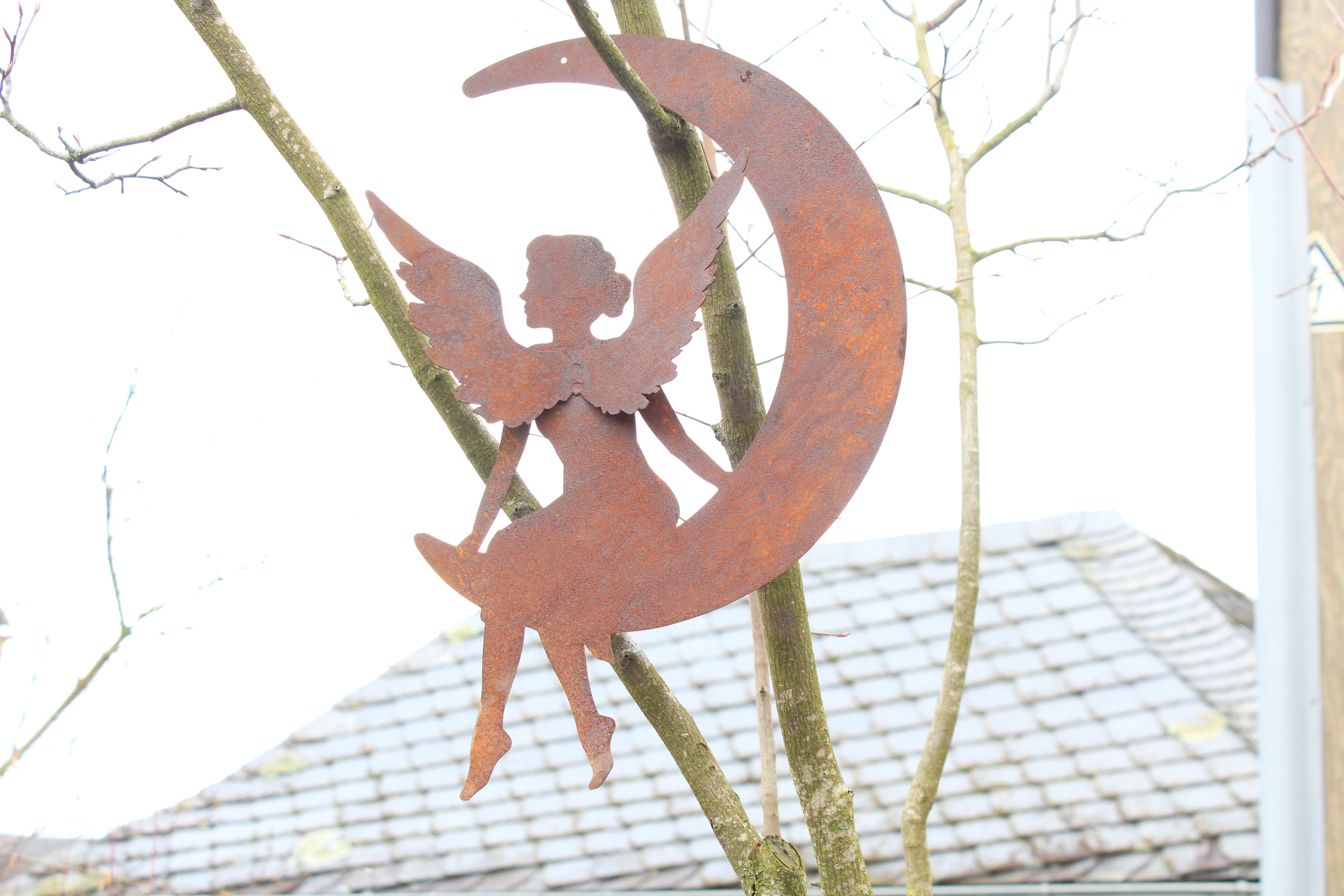 Engelchen im Mond Hängend