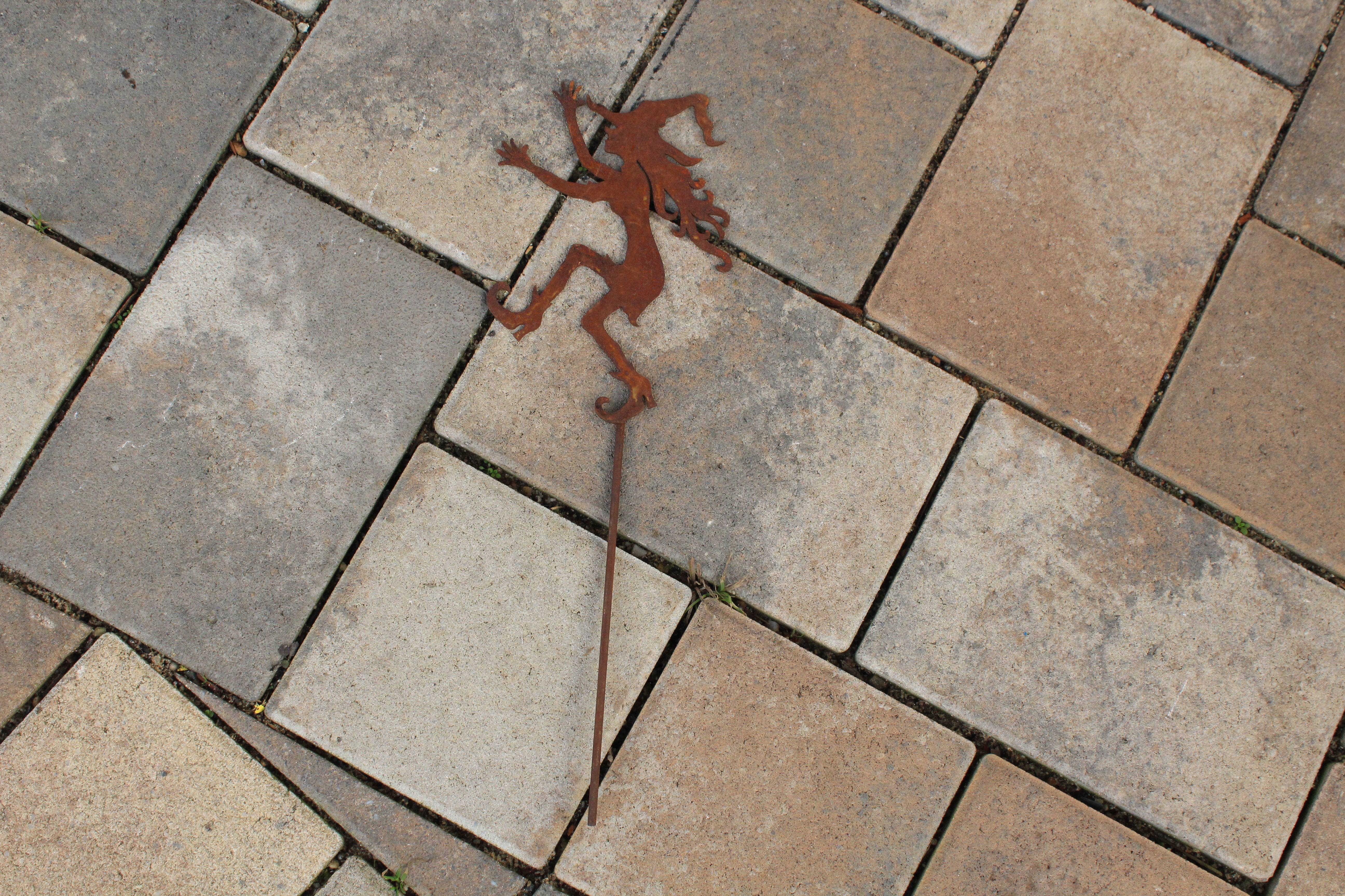 kleine tanzende Hexe jung auf Stab