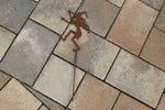 kleine tanzende Hexe jung auf Stab