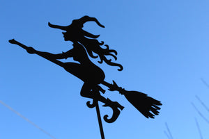 kleine fliegende Hexe auf Stab