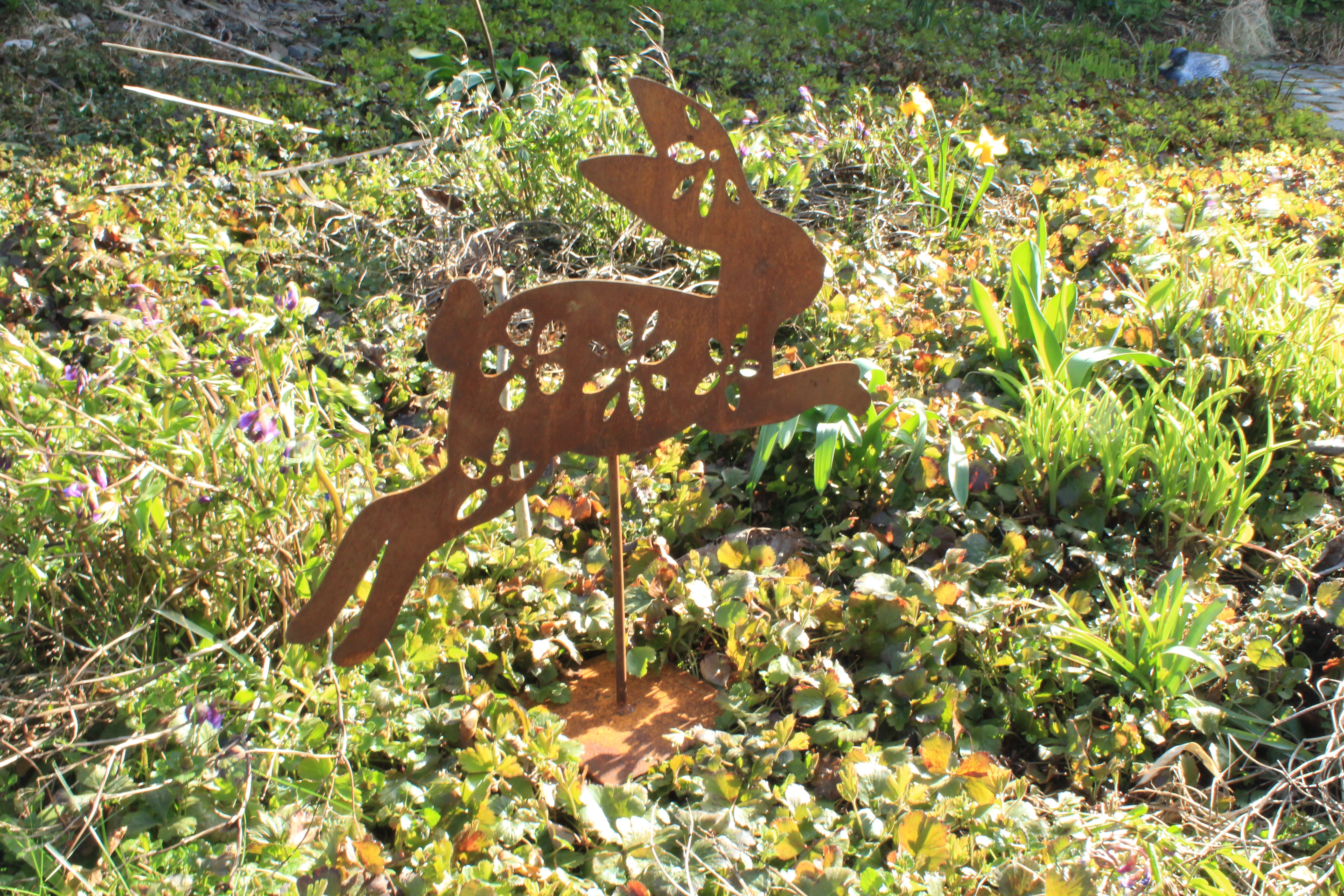 Blumenhäschen springend auf Ständer mit Platte