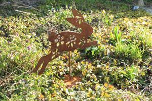 Blumenhäschen springend auf Ständer mit Platte