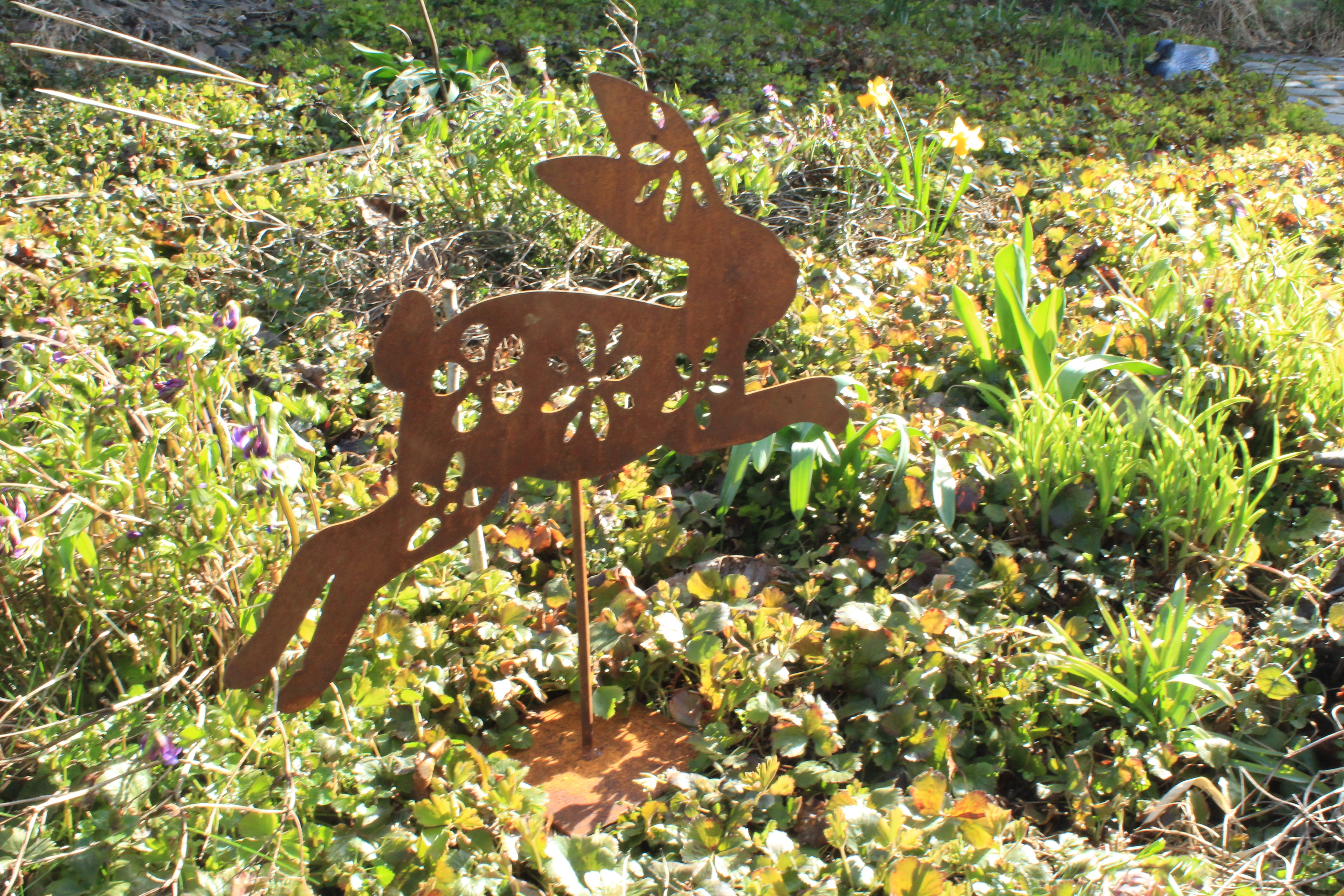 Blumenhäschen springend auf Ständer mit Platte