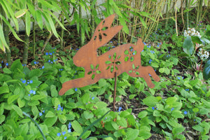 Blumenhäschen springend auf Ständer mit Platte